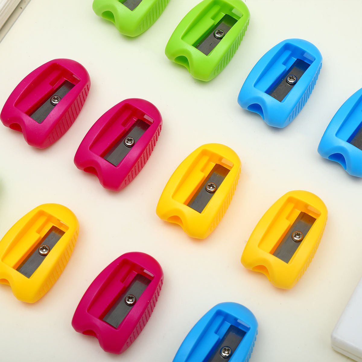 Double-hole plastic manual pencil sharpener - Image 3